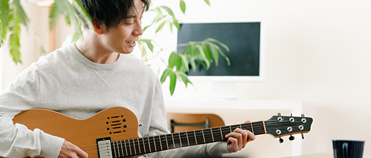 ギターを弾く男性のの写真