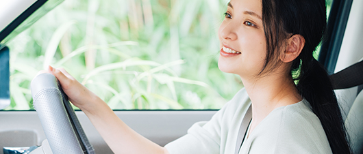 運転中の女性の写真